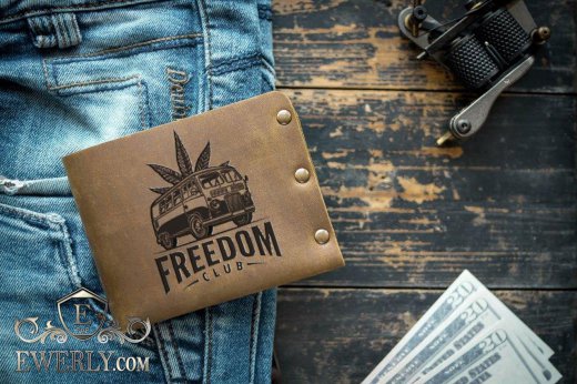 Купить мужской кошелёк из кожи с рисунком и надписью "FREEDOM"