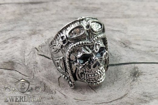 Купить перстень мужской - череп из серебра 925 пробы