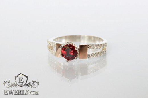 Женское серебряное кольцо с красным камнем и золотыми вставками
