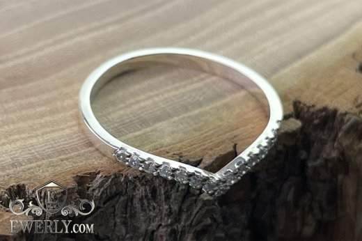 Женское серебряное кольцо 925 пробы с белыми фианитами