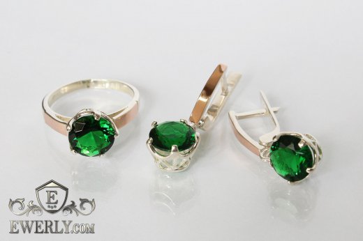 Набор серебряное кольцо и серьги из серебра с зелёными камнями для женщин