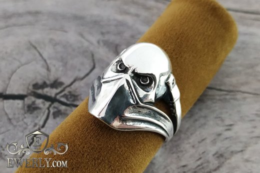 Серебряное кольцо - лицо байкера. Купить печатку из серебра без камней