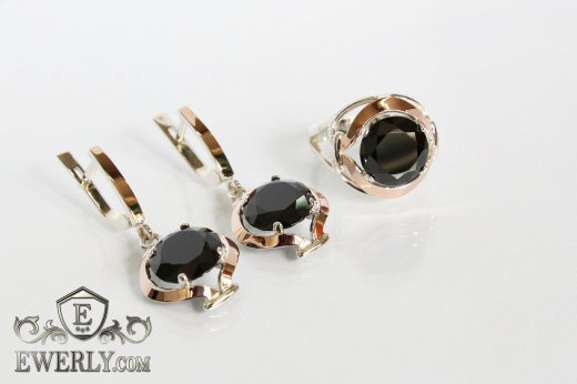 Купить комплект: кольцо и серёжки из серебра с чёрными камнями