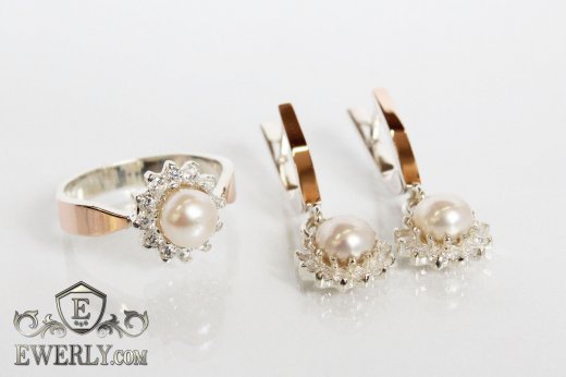 Комплект: срібний перстень і сережки з білим перлами (штучним)