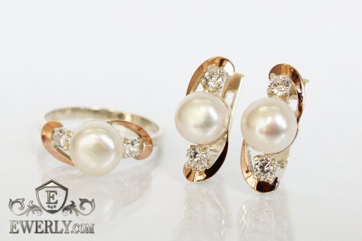Набір: срібний перстень і сережки з білим перлами (штучним)