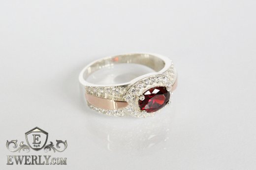 Купить кольцо из серебра с овальным камнем (красный цвет)