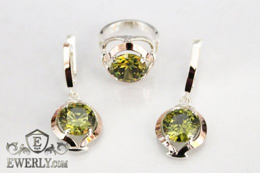 Купить комплект: кольцо и серёжки из серебра с камнями цвета олива
